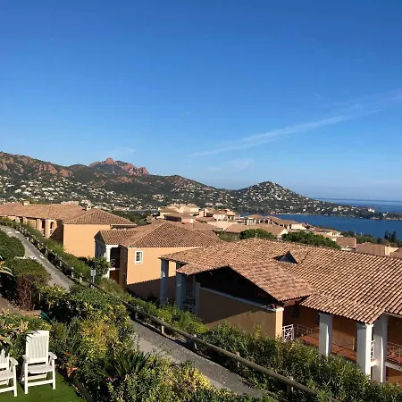 3 Pieces Avec Piscine Et Parking A Saint-raphael - Fr-1-504-591 Saint-Raphael (Var)